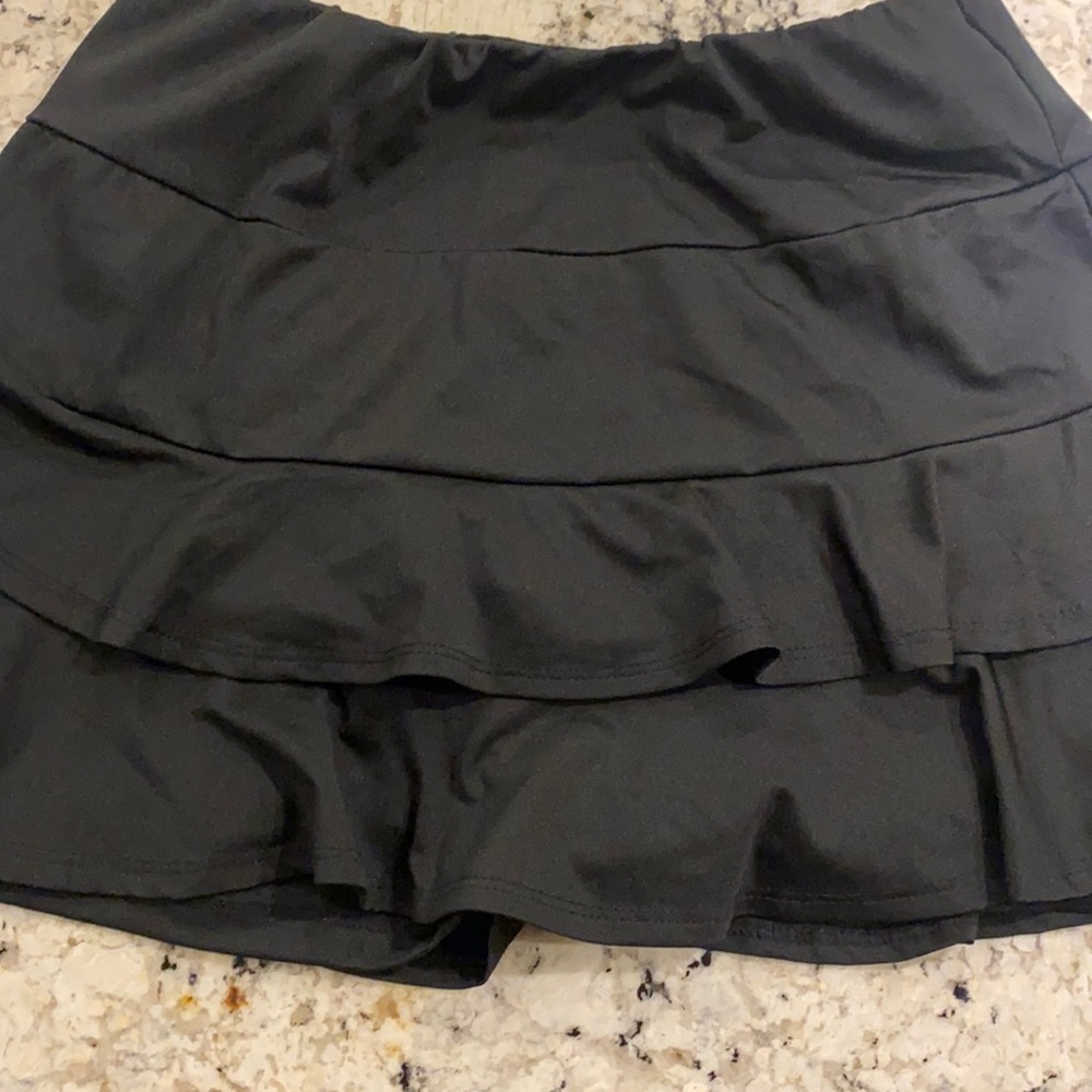 Tail Essential double tiered skirt 13.5” size Small